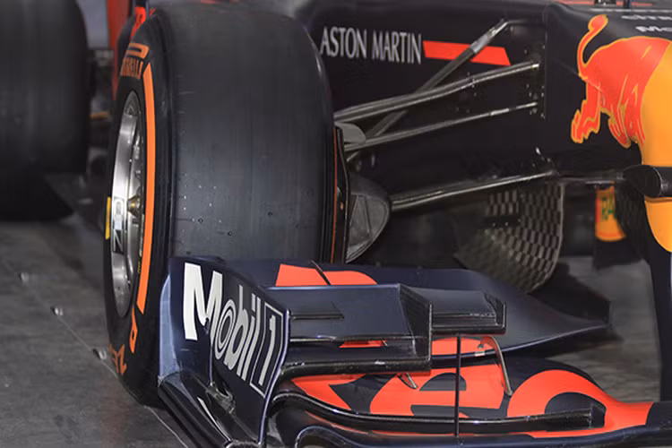 Các chi tiết như sàn khung, chiều cao trần buồng lái cho đến thiết kế ghế ngồi... đều được quy định rất khắt khe.