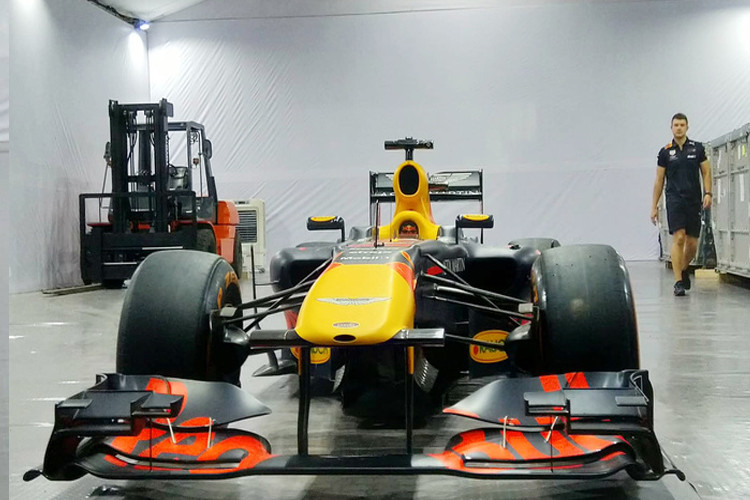 Chiếc xe đua F1 tại Hà Nội này đang được "chăm sóc" đặc biệt. Mẫu xe đua F1 này có thể đạt tốc độ tối đa 400km/h, tuy nhiên trên thực tế thì tốc độ trung bình chỉ nằm ở mức 250-300 km/h.