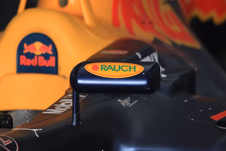 Gương chiếu hậu có thiết kế độc đáo. Gương chiếu hậu trên xe đua F1 có trị giá 1.200 USD.