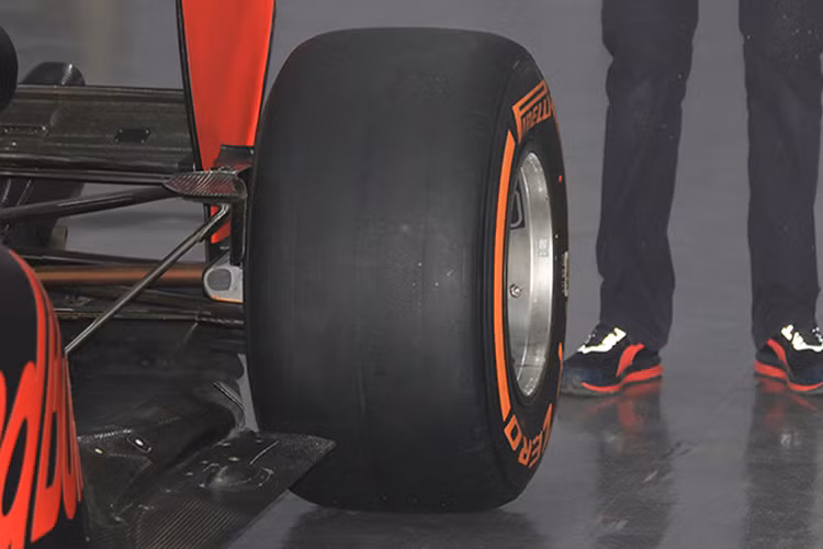 Tiêu chuẩn kỹ thuật của lốp xe cũng được quy định rất nghiêm ngặt. 2 lốp trước phải rộng từ 12-15 inch, 2 lốp sau từ 14-15 inch. Bốn rãnh dọc phải liên tục trên khắp chu vi của lốp và các rãnh này phải sâu ít nhất từ 2.5mm, rộng ít nhất 50mm.