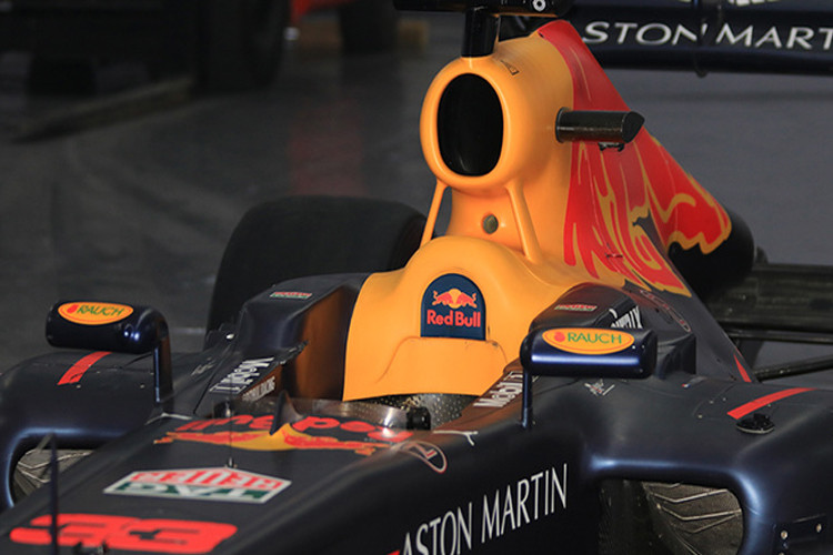 Để đạt được tốc độ siêu khủng trên thì xe phải đảm bảo nhẹ và bền nhất có thể. Cũng chính vì thế, hầu hết các mẫu xe đua F1 đều có khung xe được chế tạo bằng nhôm hoặc hỗn hợp carbon nhựa, carbon nhôm đắt tiền.