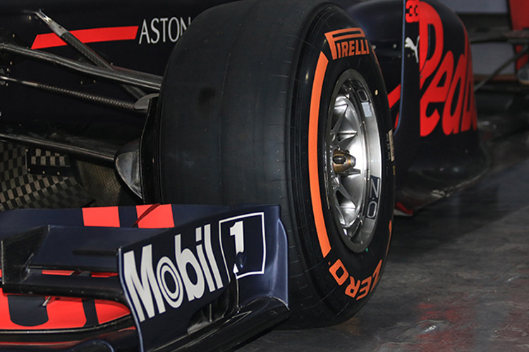 Chiếc xe đua F1 trưng bày tại Hà Nội được trang bị động cơ hút khí tự nhiên Renault RS27, cấu hình V8 với góc lệch 90 độ, dung tích 2.4L. Công suất của chiếc xe lên đến hơn 750 mã lực. Hộp số 7 cấp. Theo thông số của nhà sản xuất, động cơ có thể tăng tốc 0-100 km/h trong 2,5 giây, 0-200 km/h trong 5,1 giây và 0-300 km/h trong 12 giây.