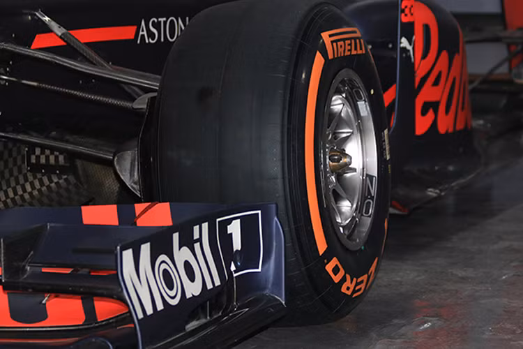 Chiếc xe đua F1 trưng bày tại Hà Nội được trang bị động cơ hút khí tự nhiên Renault RS27, cấu hình V8 với góc lệch 90 độ, dung tích 2.4L. Công suất của chiếc xe lên đến hơn 750 mã lực. Hộp số 7 cấp. Theo thông số của nhà sản xuất, động cơ có thể tăng tốc 0-100 km/h trong 2,5 giây, 0-200 km/h trong 5,1 giây và 0-300 km/h trong 12 giây.