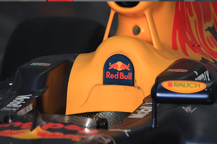 Tay lái xe đua F1 được trang bị một số lượng cực lớn những công tắc, nút bấm thế nhưng kích thước lại chỉ bằng một nửa những chiếc vô-lăng thông thường.