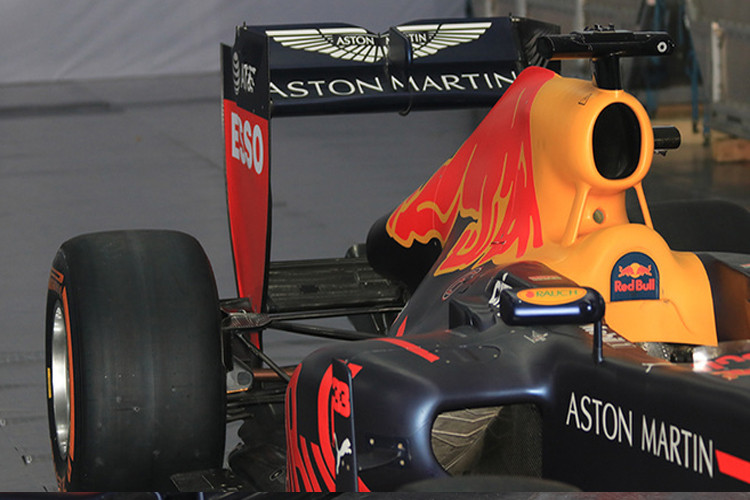 Phần lớn phanh xe F1 đều được thiết kế ở dạng phanh đĩa, sử dụng tấm lót sợi carbon. Thiết kế này làm giảm bớt thương tổn đến xe, đồng thời tăng hiệu suất phanh. Thiết kế lỗ xung quanh phanh cho phép nhiệt thoát ra nhanh chóng. Các cửa hút không khí được lắp ở bên ngoài bánh xe cũng góp phần làm hạ nhiệt cho phanh.