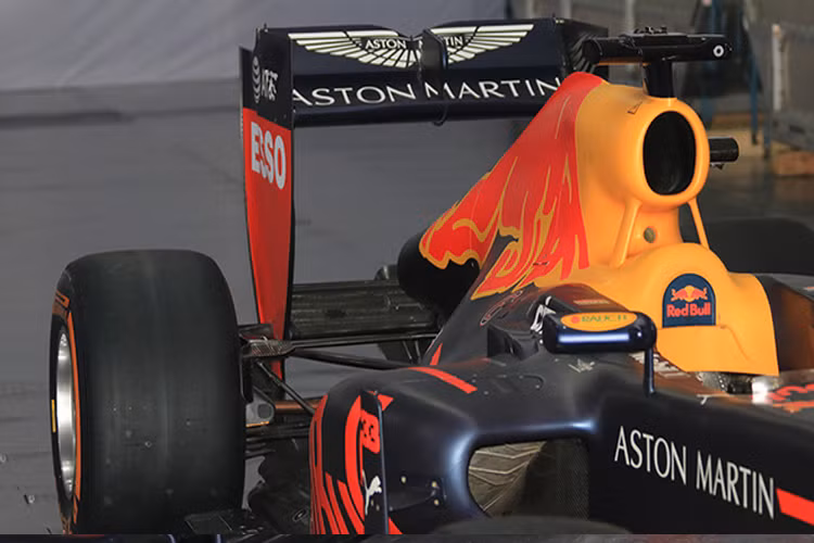 Phần lớn phanh xe F1 đều được thiết kế ở dạng phanh đĩa, sử dụng tấm lót sợi carbon. Thiết kế này làm giảm bớt thương tổn đến xe, đồng thời tăng hiệu suất phanh. Thiết kế lỗ xung quanh phanh cho phép nhiệt thoát ra nhanh chóng. Các cửa hút không khí được lắp ở bên ngoài bánh xe cũng góp phần làm hạ nhiệt cho phanh.