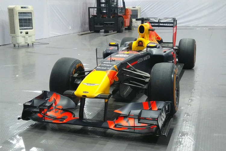 Đáng chú ý, chiếc xe đua F1 hàng khủng đang được trưng bày tại Hà Nội, xe có giá ước tính khoảng 8 triệu USD (tương đương khoảng hơn 186 tỷ đồng) theo phân tích của tờ Quora.