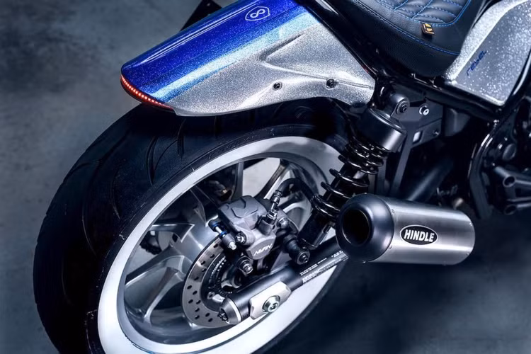 Bên cạnh chảng ba, vòng cảm biến ABS cũng đwọc làm lại mỏng hơn, bánh trước được nâng cấp lên vành nan 19 inch kèm lốp 71/90, trong khi mâm đúc nguyên bản 15 inch của Rebel ở phía sau được Rob giữ lại, đi kèm lốp Avon Cobra 72/150.