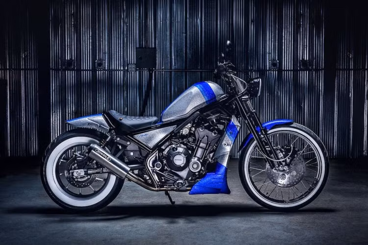 Trên bản độ này, tâm điểm của sự chú ý được dồn vào dàn đầu xe với cặp phuộc ống lồng nguyên bản được thay bằng loại "giò gà" springer như những chiếc Harley-Davidson cổ điển. Đi kèm với đó là cặp chảng ba trên dưới và pad gắn phuộc được làm mới hoàn toàn.