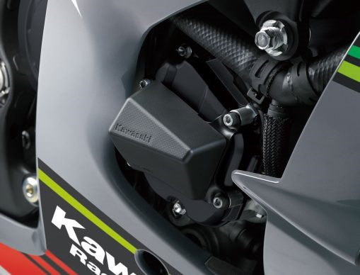 Cả 3 phiên bản Kawasaki ZX-10R 2019 đều có thể dễ nhận diện thông qua việc động cơ của xe được sơn màu đỏ ở khu vực đầu xi-lanh.