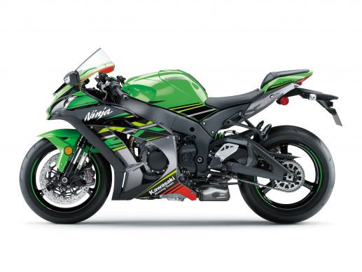 Lần nâng cấp này, Ninja ZX-10R được tinh chỉnh động cơ, hệ thống van nạp, xả thay đổi, nhằm khai thác tối đa hiệu năng, giúp sinh ra công suất 200 mã lực ở các phiên bản tiêu chuẩn và SE. Riêng phiên bản ZX-10RR được nâng cấp nhiều hơn, sử dụng vật liệu titan giúp giảm trọng lượng cho thanh truyền.