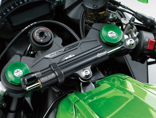 Ba mẫu ZX-10R 2019 đều sở hữu bộ sang số nhanh 2 chiều là trang bị tiêu chuẩn. Bộ sang số nhanh Kawasaki (KQS) cho phép tăng giảm số không cần bóp côn ở vòng tua trên 2.500 vòng/phút.