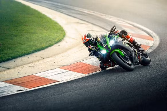 Đối với phiên bản cao cấp ZX-10RR 2019, Kawasaki chỉ sản xuất 500 chiếc và đánh số thứ tự trên mỗi xe. Nhiều sự đoán phiên bản cao cấp sẽ có giá đắt nhất trong các siêu môtô đang bán của Kawasaki khoảng 23.000 USD tương đương giá của đối thủ Yamaha YZF-R1M.