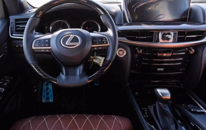 Trang bị bên trong cabin như phiên bản cao cấp nhất của xe LX570 thường.