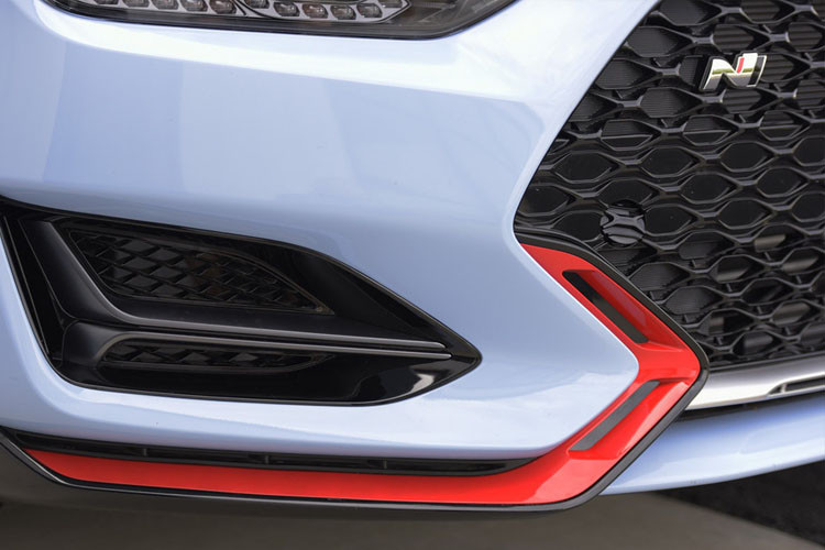 Duy chỉ có phần lưới tản nhiệt lục giác được nới rộng hơn kết hợp với đường gợn nổi làm cho xe trông cơ bắp và thể thao hơn.