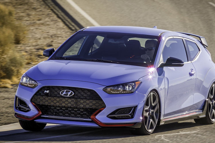 Veloster N 2019 sử dụng khối động cơ tăng áp 4 xy-lanh dung tích 2.0L với hai tùy chọn sức mạnh: 250 mã lực và mô-men xoắn 353 Nm ở tùy chọn tiêu chuẩn và gói Performance cho sức mạnh 275 mã lực.