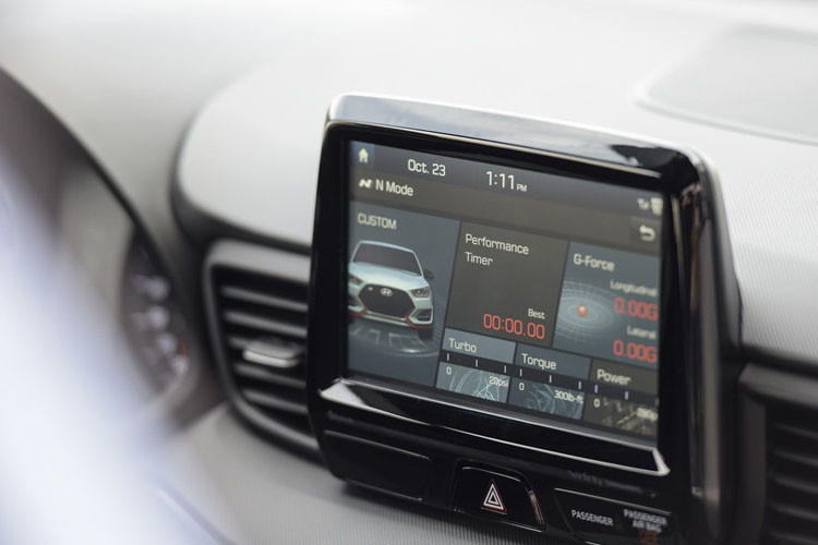 Công nghệ kiểm soát hành trình thích ứng, hỗ trợ giữ làn đường, cảnh báo điểm mù và thậm chí cảnh báo tình trạng buồn ngủ. Xe trang bị công nghệ sạc không dây và hệ thống âm thanh Infinity tùy chọn.