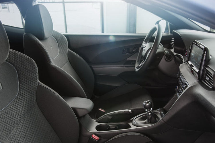 Hãng xe ôtô Hyundai công bố mức tiêu hao nhiên liệu của Veloster N như sau: 10,7 L/100 km đối với đường thành phố, 8,4 L/100 km đối với đường cao tốc và 9,4 L đối với đường hỗn hợp.