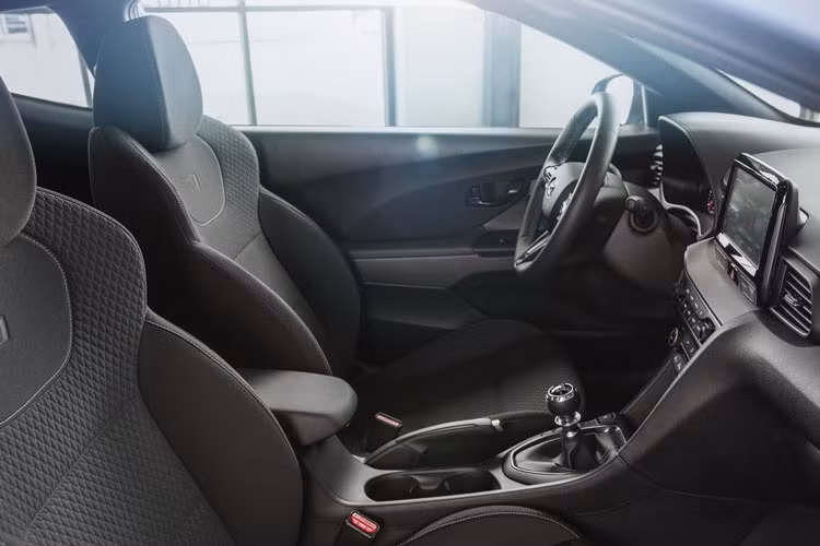 Hãng xe ôtô Hyundai công bố mức tiêu hao nhiên liệu của Veloster N như sau: 10,7 L/100 km đối với đường thành phố, 8,4 L/100 km đối với đường cao tốc và 9,4 L đối với đường hỗn hợp.