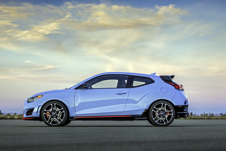 Hyundai Veloster N 2019 cũng có cấu trúc cửa đặc biệt: 1 cửa bên lái và 2 cửa bên phụ.Nhờ chiều dài và rộng được gia tăng nên trông xe có phần lớn, đồ sộ hơn hẳn.