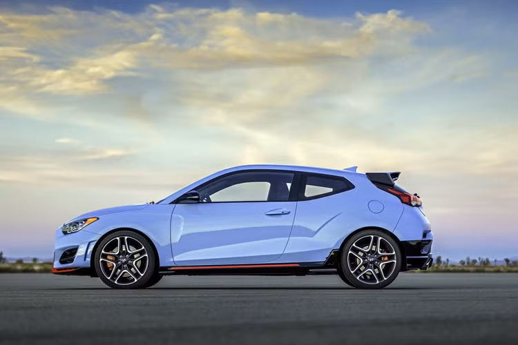 Hyundai Veloster N 2019 cũng có cấu trúc cửa đặc biệt: 1 cửa bên lái và 2 cửa bên phụ.Nhờ chiều dài và rộng được gia tăng nên trông xe có phần lớn, đồ sộ hơn hẳn.
