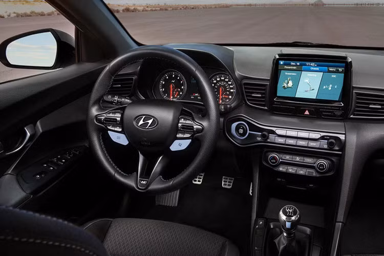 Nội thất Veloster N 2019 đơn giản với màn hình trung tâm cảm ứng kích thước 8 inch tiêu chuẩn tích hợp hiển thị chế độ Performance cung cấp tình trạng xe và một đồng hồ tốc độ.