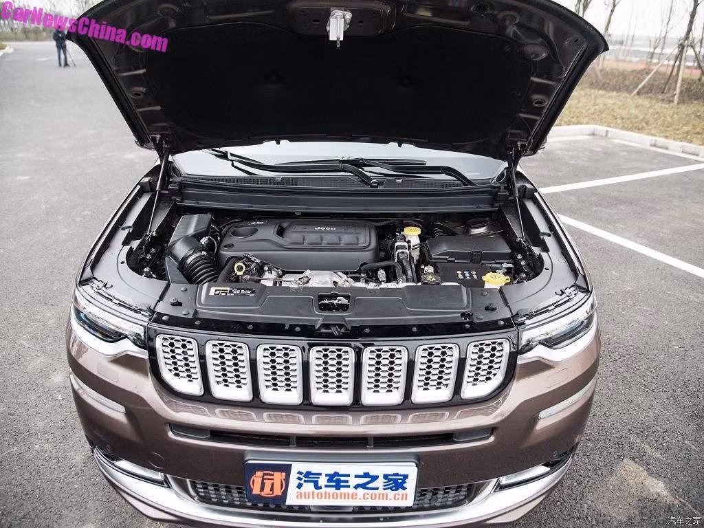 Được biết, Grand Commander được thương hiệu xe Jeep trang bị động cơ 4 xi-lanh thẳng hàng 2.0l tăng áp kèm hộp số tự động 8 cấp. Tùy từng phiên bản cấu hình, động cơ này sẽ cho ra công suất 234 hoặc 265 mã lực, truyền sức mạnh tới cầu trước hoặc 4 bánh.