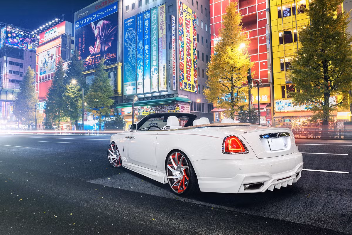 Tại thị trường Mỹ, giá xe Rolls-Royce Dawn khởi điểm từ khoảng 339.850 USD (tương đương 7,6 tỷ đồng).