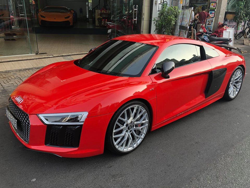 So với thế hệ cũ, Audi R8 V10 Plus có thiết kế mới ở đèn pha, lưới tản nhiệt hình tổ ong mạ crôm và 2 thanh dựng dọc ở hốc gió trước.