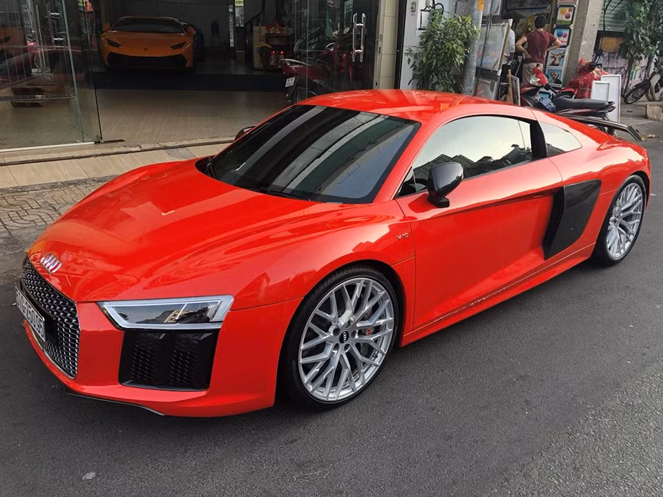 So với thế hệ cũ, Audi R8 V10 Plus có thiết kế mới ở đèn pha, lưới tản nhiệt hình tổ ong mạ crôm và 2 thanh dựng dọc ở hốc gió trước.