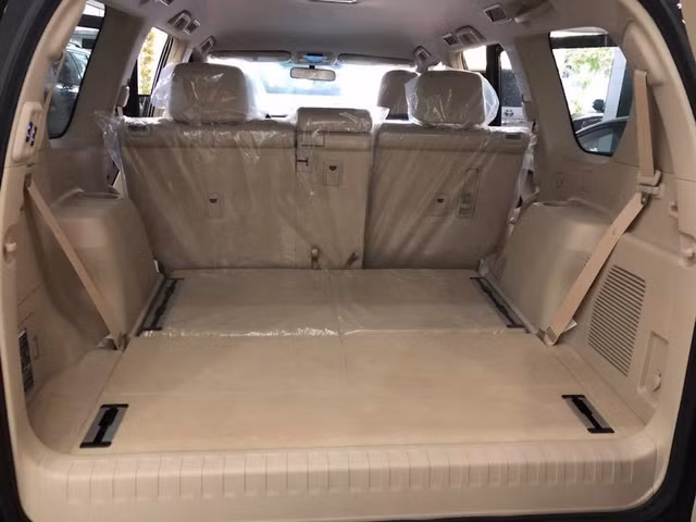 Khoang hành lý rất rộng. Hiện tại, nhiều đại lý Toyota tại Việt Nam đang chào bán mỗi chiếc với giá 2,95 tỷ đồng, cao hơn khoảng 700 triệu đồng so với xe chính hãng. Nguyên nhân chính là do nguồn hàng vào khan hiếm trong khi lượng khách đặt lại rất đông.