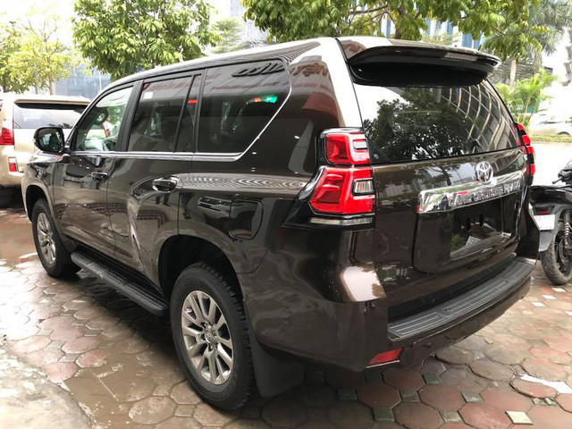 Theo đó, về ngoại thất chiếc Land Cruiser Prado nhập ngoài không khác gì bản nhập chính hãng, với đèn LED chiếu sáng, đèn hậu LED dạng 3D, vành đúc 6 chấu kích thước 18 inch. Sự khác biệt chỉ đến ở trong nội thất.