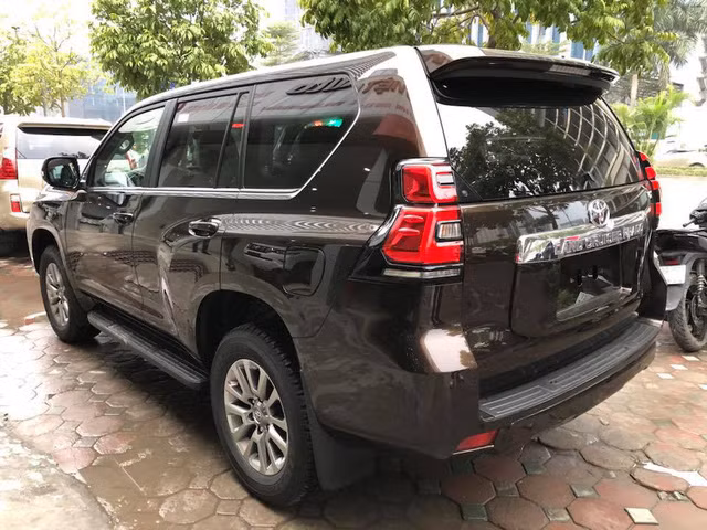 Theo đó, về ngoại thất chiếc Land Cruiser Prado nhập ngoài không khác gì bản nhập chính hãng, với đèn LED chiếu sáng, đèn hậu LED dạng 3D, vành đúc 6 chấu kích thước 18 inch. Sự khác biệt chỉ đến ở trong nội thất.