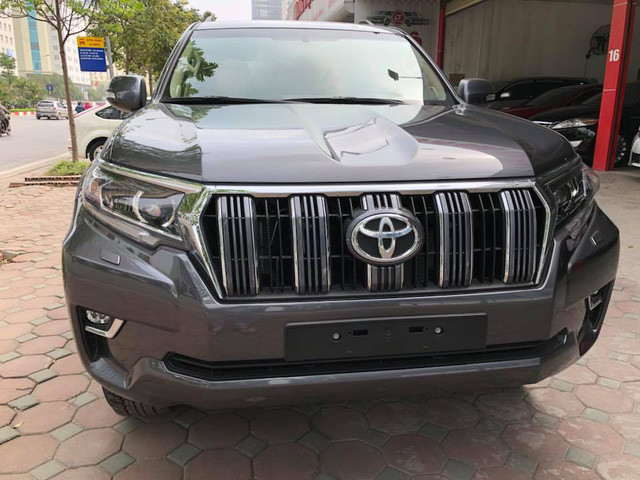 Được biết, Toyota Land Cruiser Prado nhập khẩu tư nhân, nhiều trang bị hơn chiếc chính hãng. Giá vì thế cũng cao hơn, ở mức 2,95 tỷ đồng.