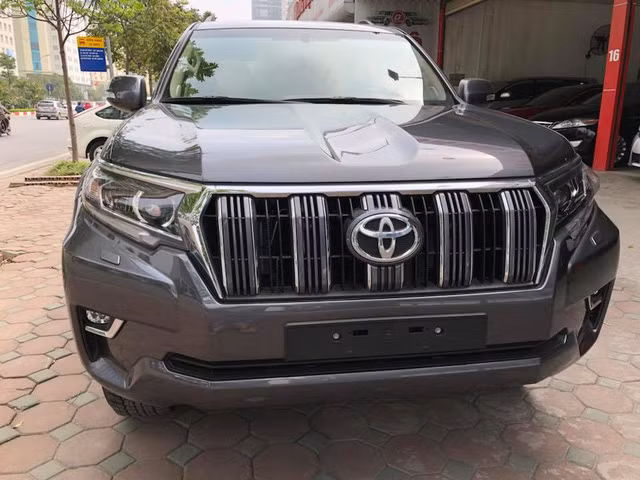 Được biết, Toyota Land Cruiser Prado nhập khẩu tư nhân, nhiều trang bị hơn chiếc chính hãng. Giá vì thế cũng cao hơn, ở mức 2,95 tỷ đồng.