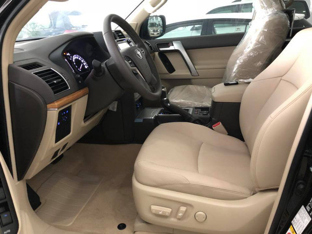 Nhiều tiện nghi bên trong xe được nâng cấp như: bảng đồng hồ trung tâm Optitron với màn hình màu đa thông tin TFT 4.2 inch, tay lái thể thao với nút bấm tích hợp đầy đủ các tính năng điều khiển và cruise control. Màn hình cảm ứng trung tâm kích thước 8 inch.