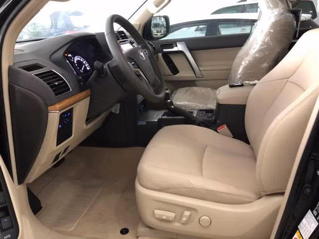 Nhiều tiện nghi bên trong xe được nâng cấp như: bảng đồng hồ trung tâm Optitron với màn hình màu đa thông tin TFT 4.2 inch, tay lái thể thao với nút bấm tích hợp đầy đủ các tính năng điều khiển và cruise control. Màn hình cảm ứng trung tâm kích thước 8 inch.