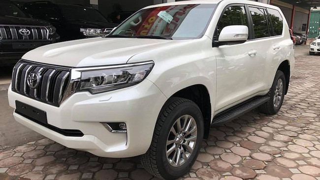 Xe Toyota Land Cruiser Prado 2018 bản nhập khẩu vẫn gây ấn tượng bởi ngoại hình nam tính, mạnh mẽ và khá bề thế.