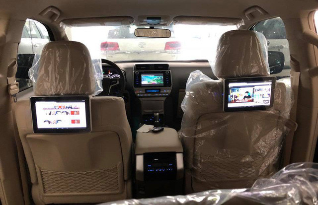 Phiên bản "full option" có hệ thống đề nổ bằng nút bấm, cả 3 hàng ghế đều chỉnh điện, ghế trước có sưởi, hộp lạnh đựng đồ. Đáng chú ý, hàng ghế sau có thêm 2 màn hình lớn, có thể kết nối internet như máy tính bảng Android. Hệ thống âm thanh cao cấp 12 loa. Ở phiên bản thường, xe vẫn sử dụng chìa khoá cơ, ghế chỉ chỉnh điện 2 hàng đầu, âm thanh 9 loa…