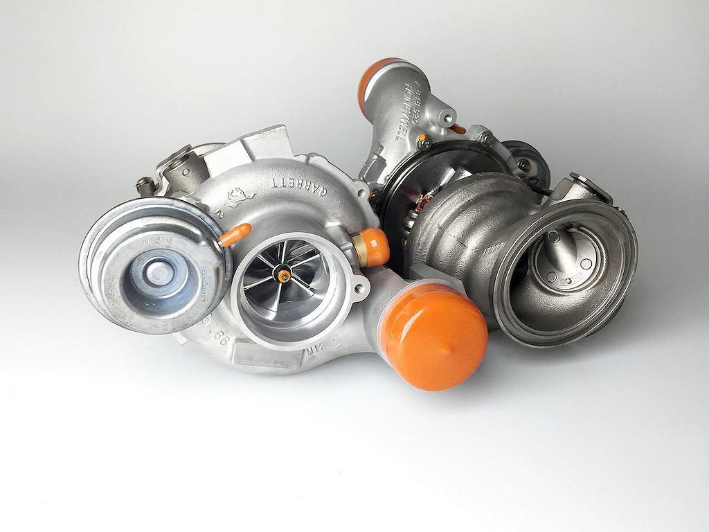 Bên cạnh đó, ECU được chạy lại bản map đặc biệt và nhiều thay đổi khác.