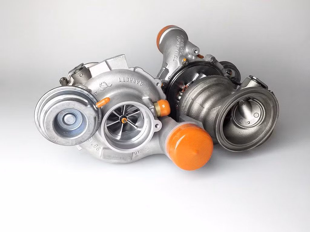 Bên cạnh đó, ECU được chạy lại bản map đặc biệt và nhiều thay đổi khác.