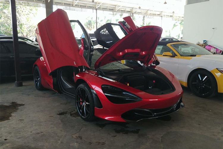 Hiện chưa rõ giá bán của bộ đôi siêu xe mới nhà McLaren sau khi về Campuchia là bao nhiêu. Tuy nhiên mức giá bán cơ bản của 720S tại Mỹ là từ 290.000 USD (khoảng 6,6 tỷ đồng). Nếu siêu xe này hoàn thành các thủ tục tại Campuchia thì giá sau thuế sẽ không dưới 700.000 USD (tương đương khoảng 16 tỷ đồng).