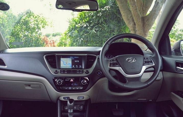 Nội thất của Hyundai Accent 2018 lắp ráp CKD khá giống với các dòng xe mới của Huyndai như Hyundai Tucson, Hyundai SantaFe, Hyundai Elantra… Xe được trang bị hệ thống giải trí màn hình cảm ứng, hỗ trợ Apple CarPlay và Android Auto, các kết nối USB/Bluetooth, tính năng điều khiển bằng giọng nói, điều hoà tự động, khởi động bằng nút bấm…