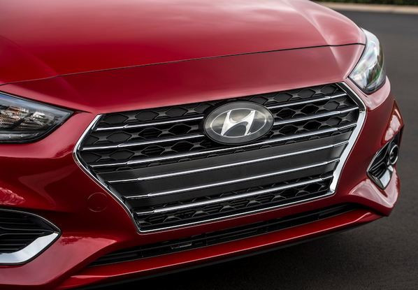 Điểm nhấn đầu tiên phải kể đến là phần lưới tản nhiệt lục giác kích thước lớn được viền crom nổi bật trên nền đen tạo cảm giác cứng cáp hơn cho xe. Cản trước nổi bật với hốc viền crom lớn...