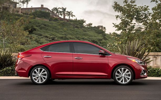 Thiết kế thân xe mượt mà với kiểu dáng tròn đầy, mui xe thấp dần về phía sau tạo kiểu dáng coupe 4 cửa thể thao cho chiếc xe hạng B. Hyundai Accent 2018 lắp ráp CKD có kích thước tổng thể 4.435 x 1.729 x 1.457 (mm), chiều dài cơ sở 2.600 mm.