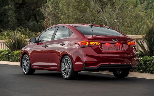 Cản sau thiết kế cầu kỳ thể thao.