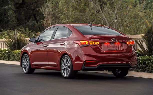 Cản sau thiết kế cầu kỳ thể thao.