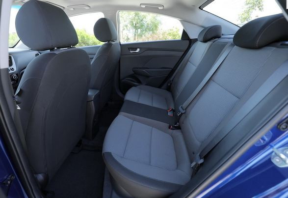 Cận cảnh hàng ghế sau của xe.