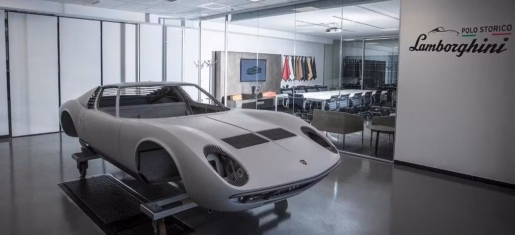 Tại đây có một đội ngũ nhân sự phục chế là các kỹ sư tài ba, có khả năng chăm sóc cho mọi mặt của những dòng xe cổ Lamborghini và hoạt động theo một quy trình tỉ mỉ, nghiêm ngặt nhất có thể.