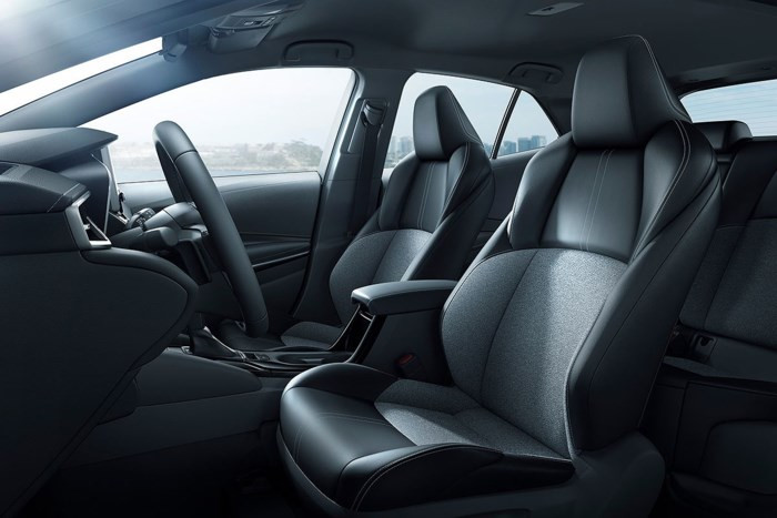 Bên trong ca-bin xe được làm từ những vật liệu cao cấp, tùy chọn chỉ khâu màu tương phản đem tới cho chiếc xe cảm giác không gian thoáng đãng hơn.